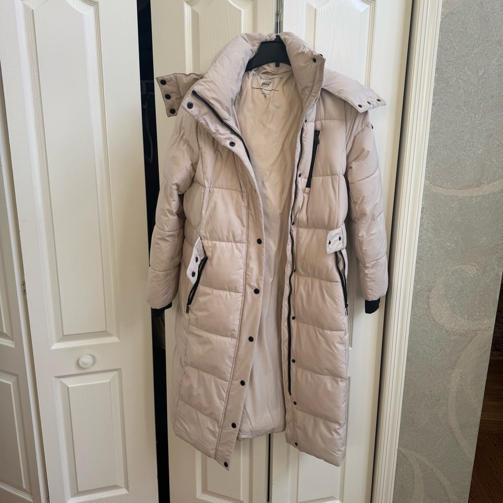 BCBGeneration Puffer Coat with removable hood. Size Medium, super warm and comfy